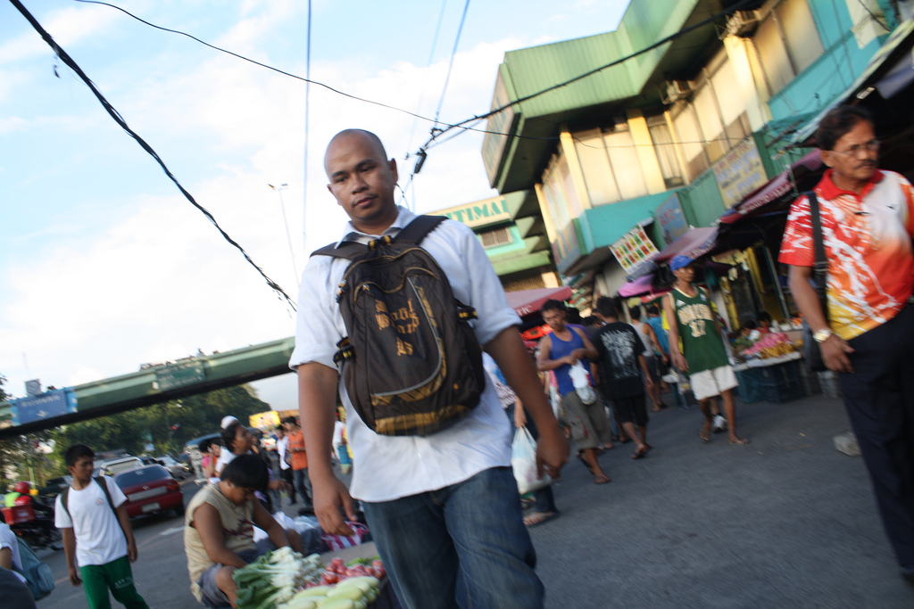 フィリピンでは盗難防止のためリュックは人ごみでは前に背負う