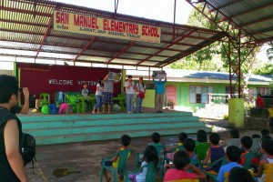 フィリピンのターラックの地元小学校 San Manuel Elementary School