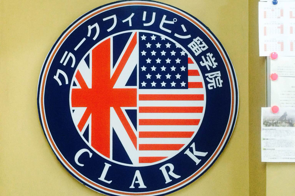 クラークフィリピン留学院のロゴにはアメリカとイギリスの国旗
