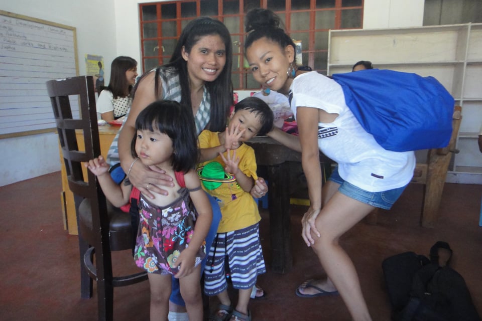 フィリピンのインターナショナル幼稚園に通う子供達