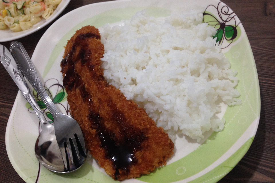 学校の食事 セブのNILS 魚のフライ シンプルなディナー
