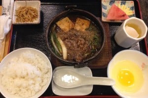 セブ島のCAEAの食事は日本食料理屋の般若を利用。食事は完全に日本食で美味しい。すき焼き定食です。