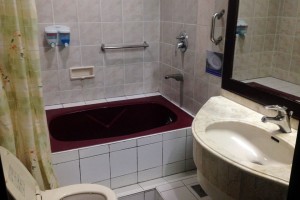 セブのCAEAの宿泊施設はホテルエイジア。風呂はバスタブあり、トイレはフォシュレット付き