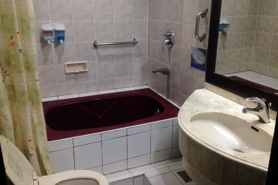 セブのCAEAの宿泊施設はホテルエイジア。風呂はバスタブあり、トイレはウォシュレット付き