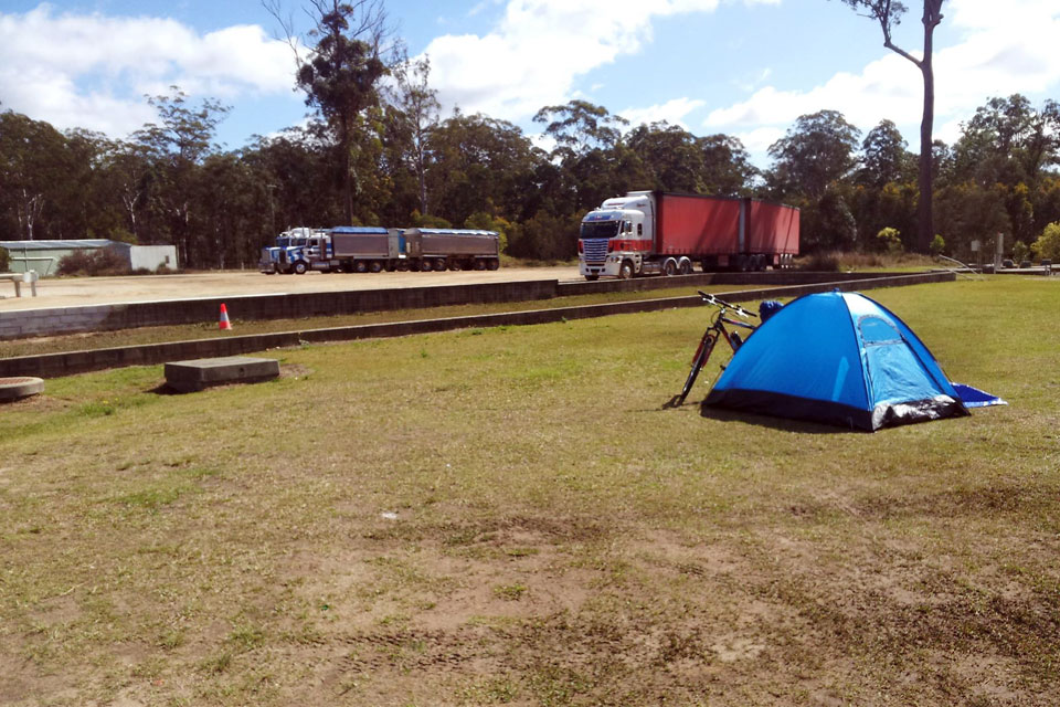 オーストラリア横断の一人旅はテントでキャンプ
