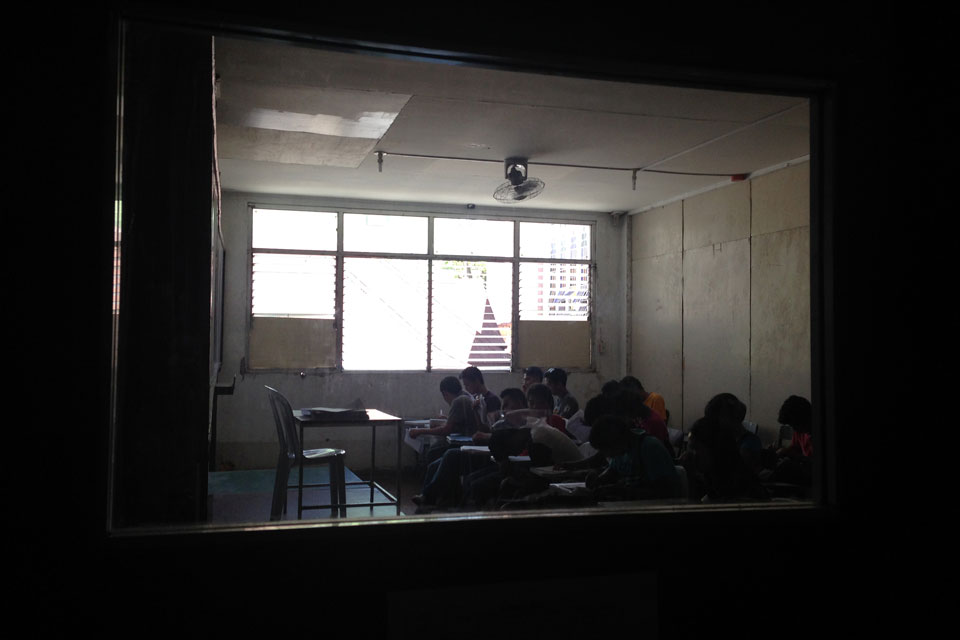 セブ島のCEGAは地元の高校の中にあるので、オフシーズンでなければ、フィリピン人の高校生が建物内で勉強している。