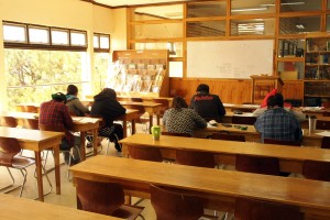 空き時間に自習室で勉強するHELPロンロンの学生たち