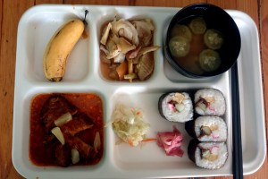学校の食事 セブのセガ 日本食の巻き寿司とバナナ