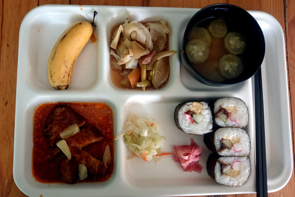 日本食の巻き寿司とバナナ CEGA セブ 学校の食事
