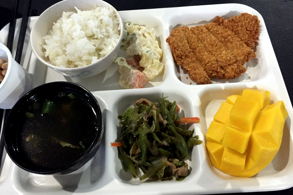 日本食とんかつ定食 CEGA セブ 学校の食事