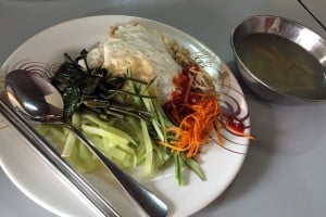 学校の食事 セブのUBEC ランチの韓国料理ビビンバ
