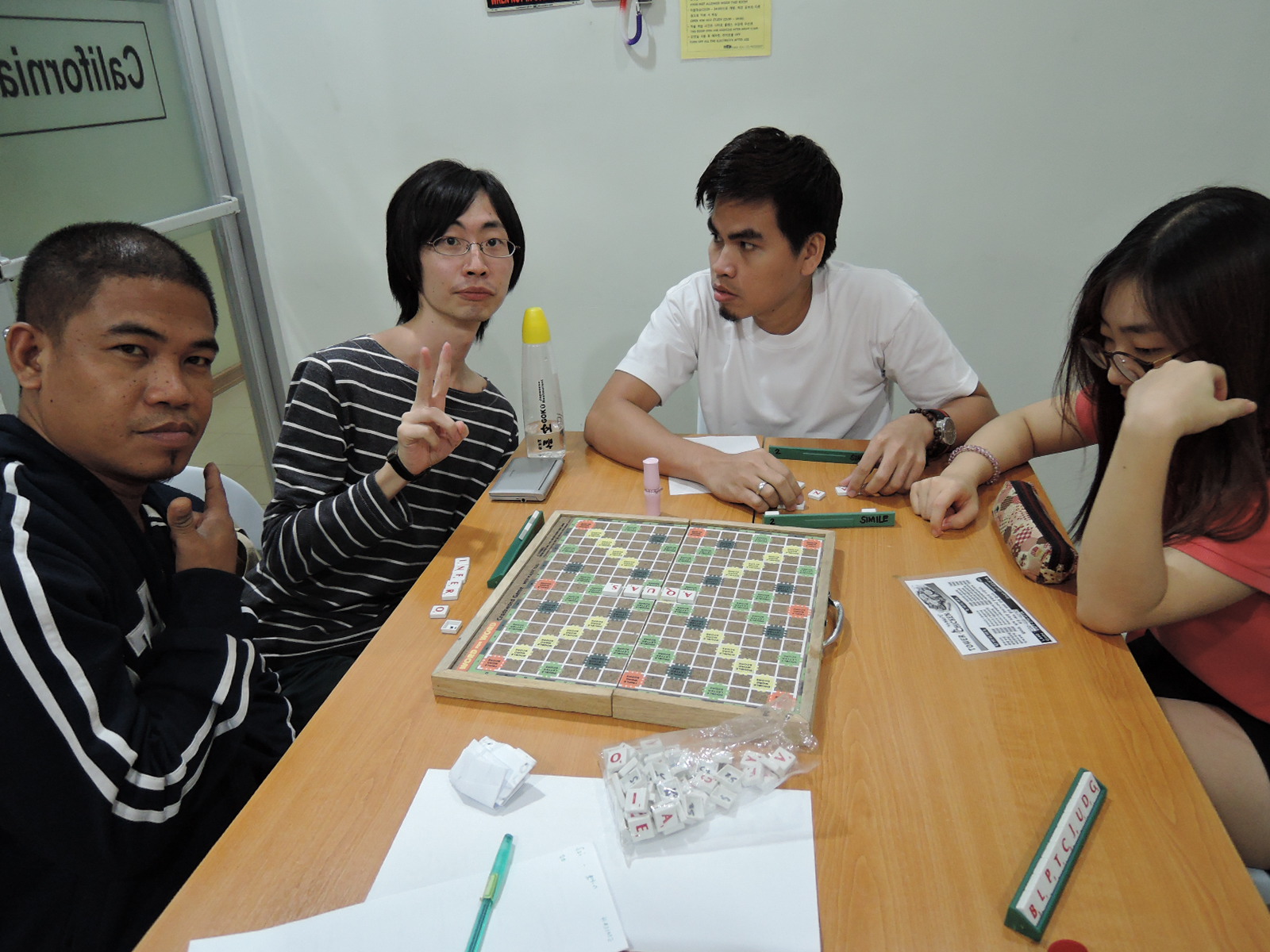 セブ留学の授業で生徒の皆とゲームしている風景