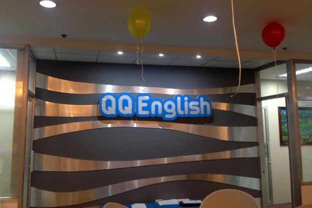 QQEnglishとはエージェント契約してません。ネガティブな体験談が掲載できなくなるからです。