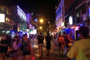 アジアの夜遊びスポットのアンヘレス、バリバゴに立ち並ぶゴーゴーバー。アジアの歓楽街で有名なウォーキングストリートは毎日賑やか