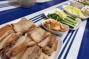 学校の食事 イロイロのコロンブスの食事 韓国料理サムギョプサル
