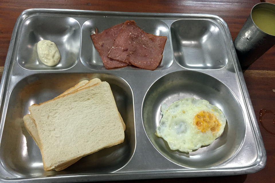 格安学校の食事 バコロドのイールーム 安いのでご飯は質素 ハムと卵