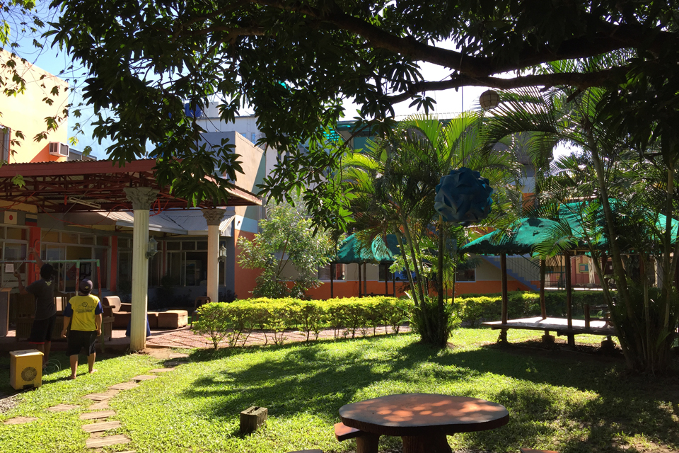 フィリピン留学で人気のターラックのCNE1のキャンパスは緑で溢れてる。地元の学生とも交流できる