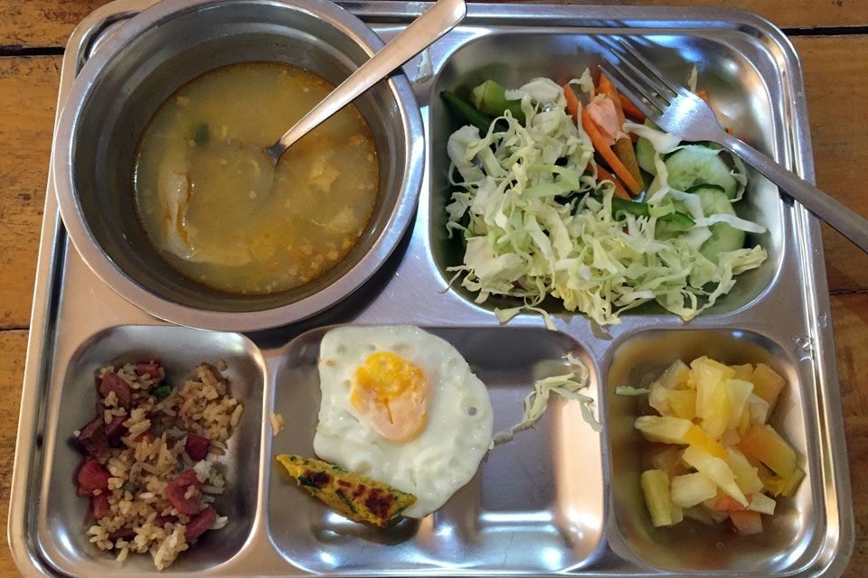 MONOLの食事はビュッフェスタイル。種類がすごい豊富でビックリしました。辛い韓国料理だけでないし、食事はかなり良い！