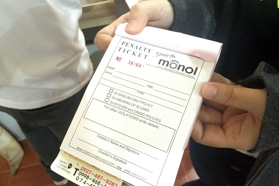 MONOLでは、EOPを破った生徒にはペナルティが。駐車違反のような紙が渡されます。罰金払うか、自習して地道に罰金を減らすか。