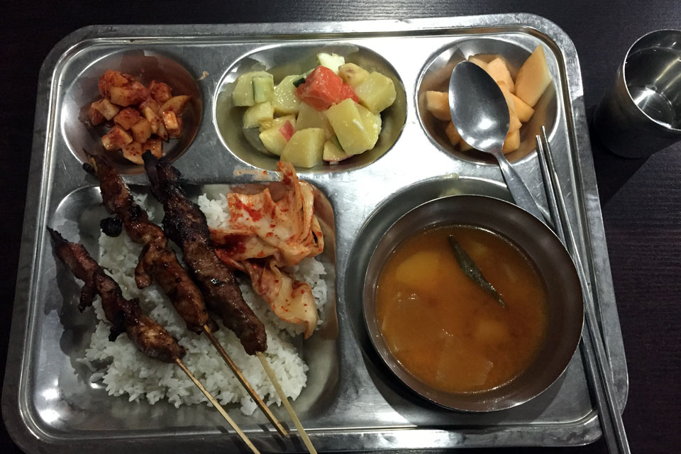 ジュニア専門学校のパインス・クラークアカデミーの食事は韓国料理