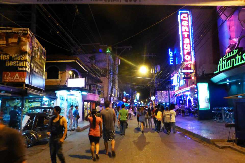 フィリピンの歓楽街のアンヘレスの夜の街並み