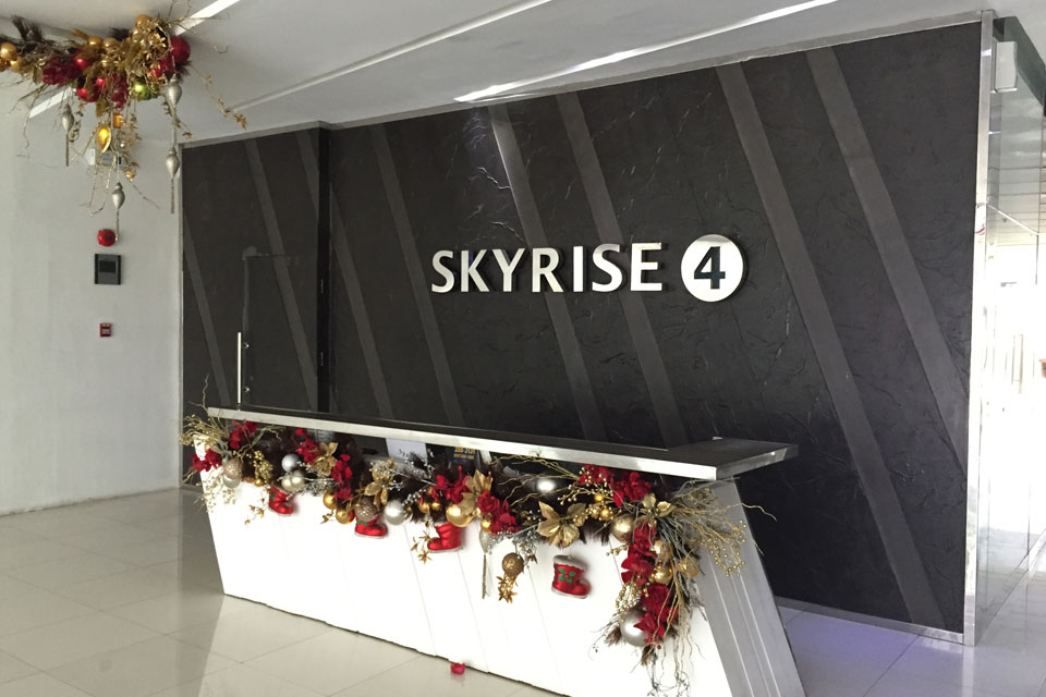 セブのITパークのSKYRISE4の8階にQQイングリッシュがある。このビルはドレスコードがあるので注意！