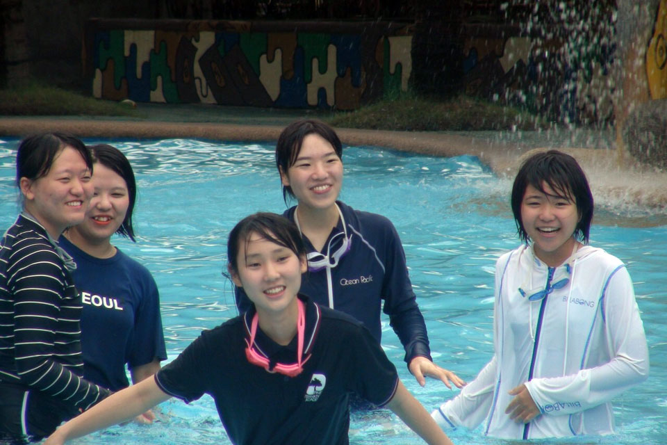 子供専門ジュニア留学では、休憩時間はプールで遊ぶ