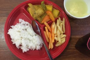 マニラの日本人経営の語学学校b.E.Campの食事、日本食にアレンジされたフィリピン料理