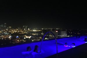 アラバンのAzumiホテルの屋上プールは夜はライトアップ