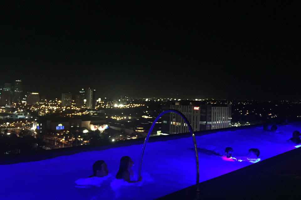 マニラのPICOの宿泊施設の1つのAzumiホテルは屋上にプール