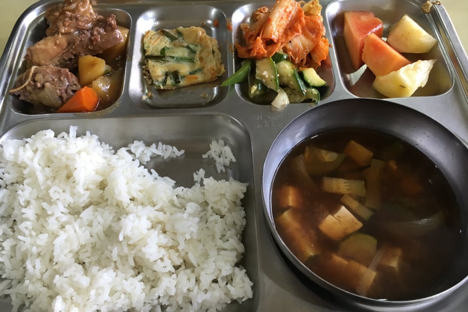 HELP マーティンス校のご飯、韓国料理で、いろんなおかずがある