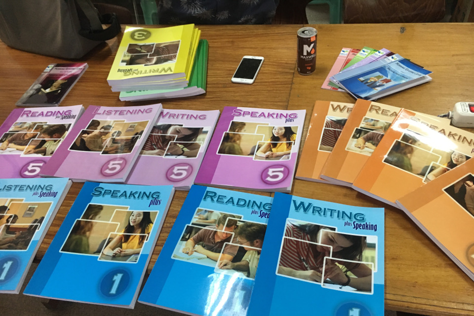 バギオのスパルタ学校HELPロンロン校の教材は初級向け、レベル別の教科書