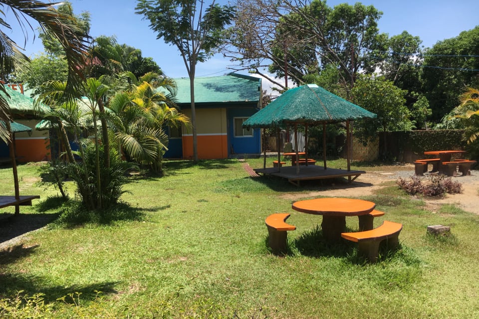 CNE1学校内の様子、クーボーという小さな家で勉強やリラックス