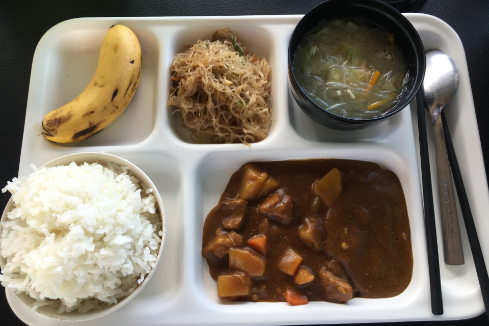 学校の食事 セブのCEGA カレーライスがうまい。米も日本米でコックにも日本の味付けを教えている。