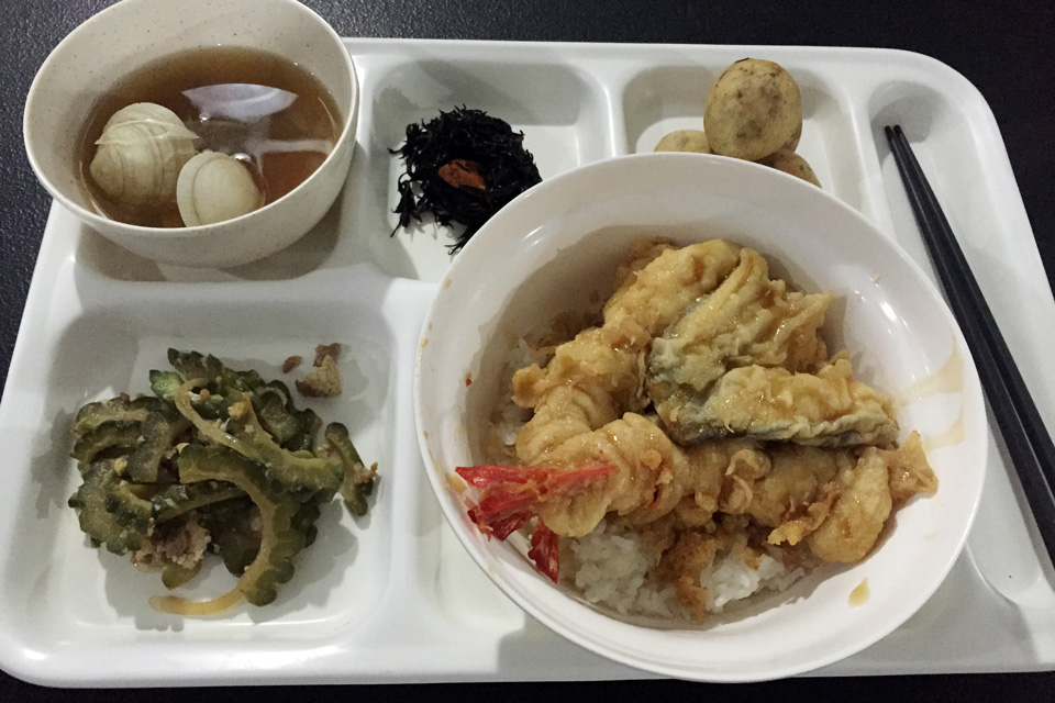 日本食の天丼が美味い CEGA セブ 学校の食事