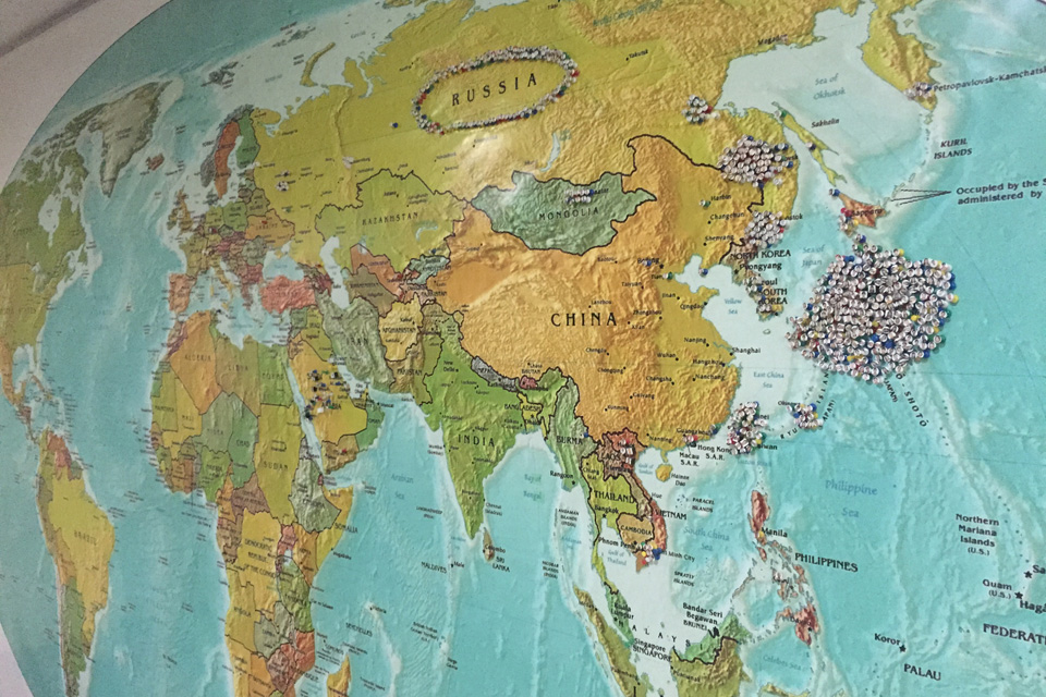Geniusの学校内の地図には世界各国にピンが刺さっていて。それが生徒が来た場所になってる