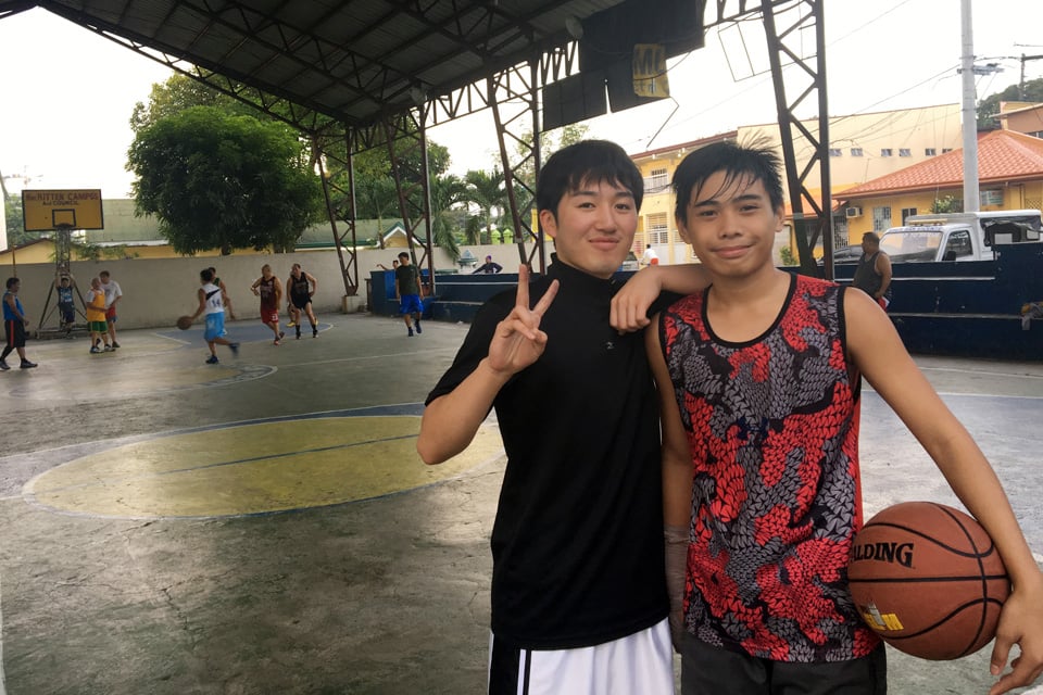 マニラの日本人経営学校のb.E.Campは先生との外出が自由なので、地元のバスケットボールに合流