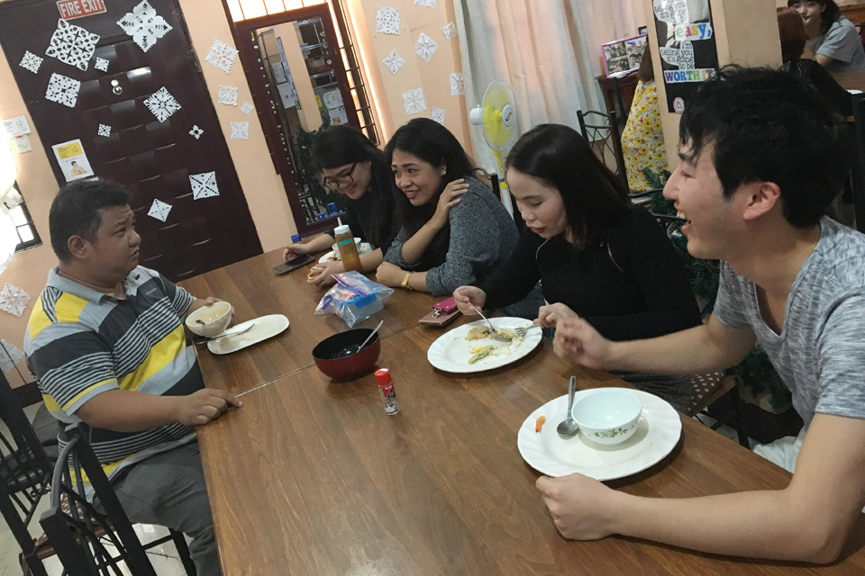 フィリピン留学中は食事中も積極的に英語を話す