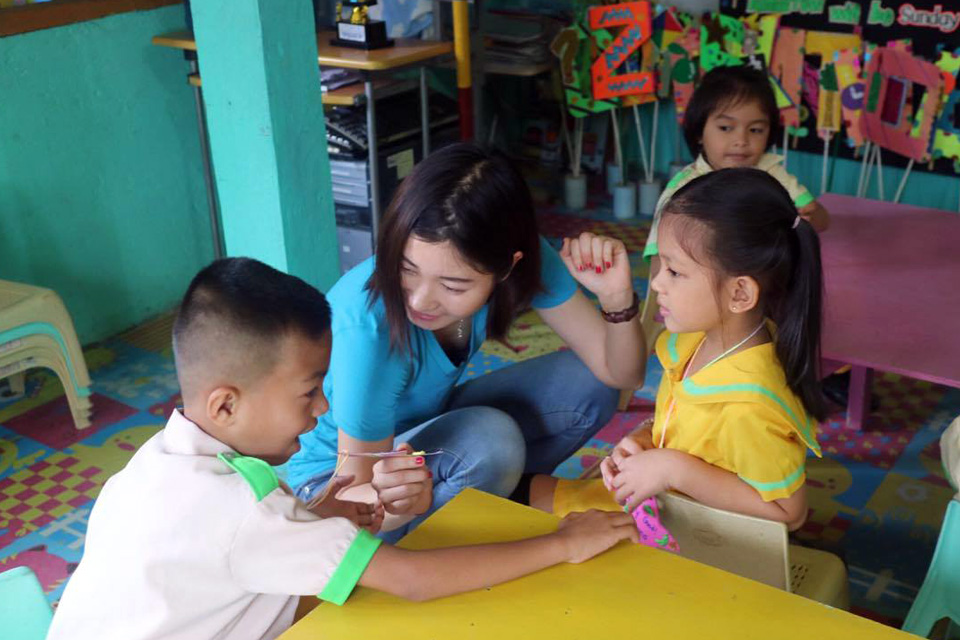 フィリピン教育留学で地元幼稚園で子供達と過ごす