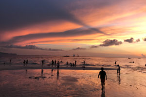 ボラカイ島の人気観光スポットのホワイトビーチの夕日がキレイすぎて感動