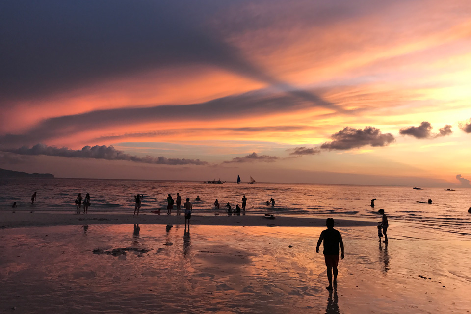 ボラカイのホワイトビーチの夕日は最高でした。フィリピン留学の週末旅行にオススメです！