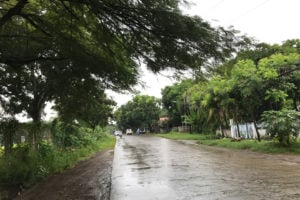 ドゥマゲテの学校Aspireの前の道路、雨の日