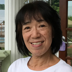 日本の公立学校で英語・国語を25年間教えた後、休職してオーストラリアの大学院に留学して教育学修士を取得。専攻は異文化間コミュニケーション。帰国後、学校を辞職して英会話教室とヨガ教室を始め、2017年にフィリピンにDETiを設立。学校のお母さん的存在