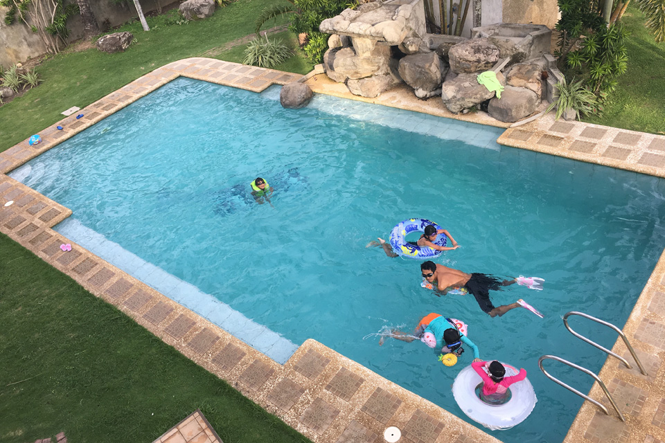 ドゥマゲテのDETiのプールで遊ぶ子供達