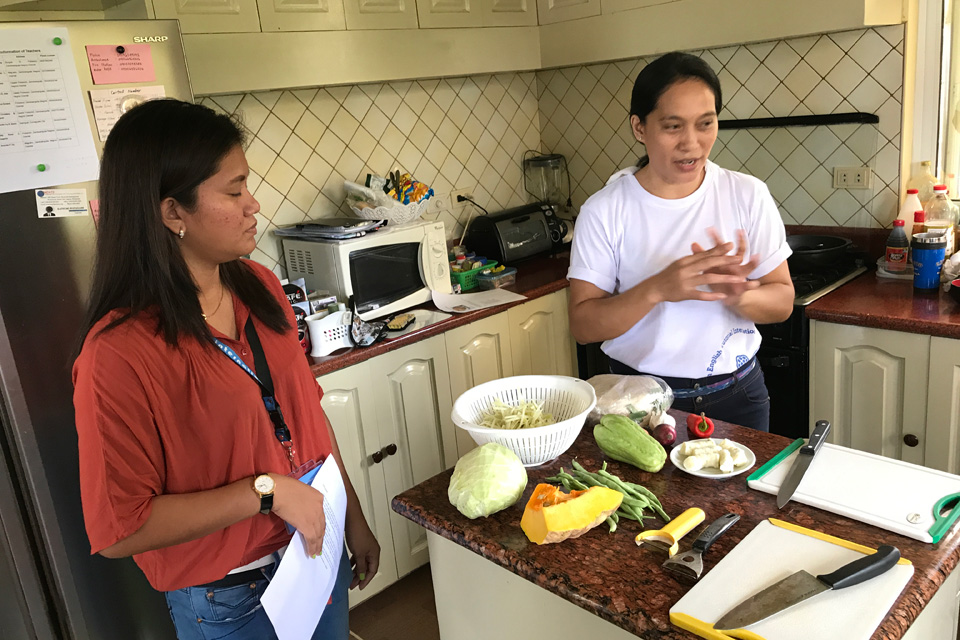 フィリピン留学の授業でフィリピン料理を作る