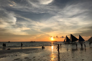 フィリピンの観光地のボラカイ島のホワイトビーチは夕日の時間になると観光客が増えてきます。
