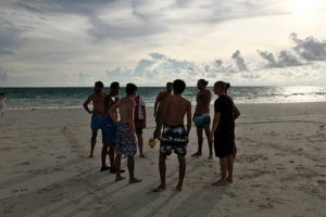 ボラカイ島は西洋人が多くて、ヨーロッパの人がビーチサッカーをやってます。留学生は混ざって英語を使ってください。
