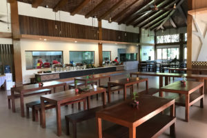 フィリピンのコミュニティ開発NGO GKの食堂、パレットスクールの学生もここで食べます。キッチンではフランス人がフィリピン人に料理を教えています。