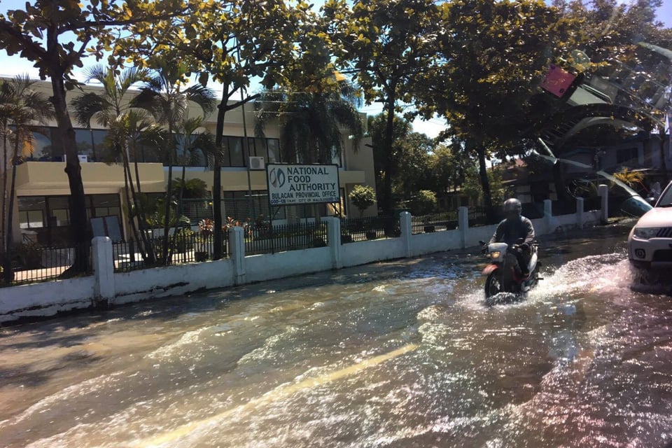 大雨によるフィリピンの洪水、道路が浸水してバイクも大変