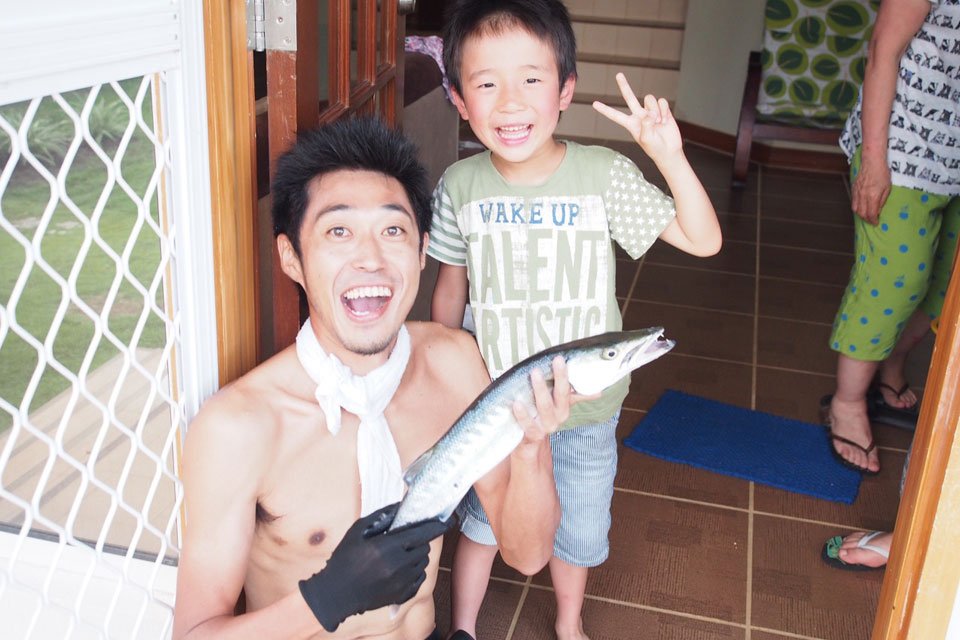 DETiの高橋大海さんは子供を連れて魚釣り